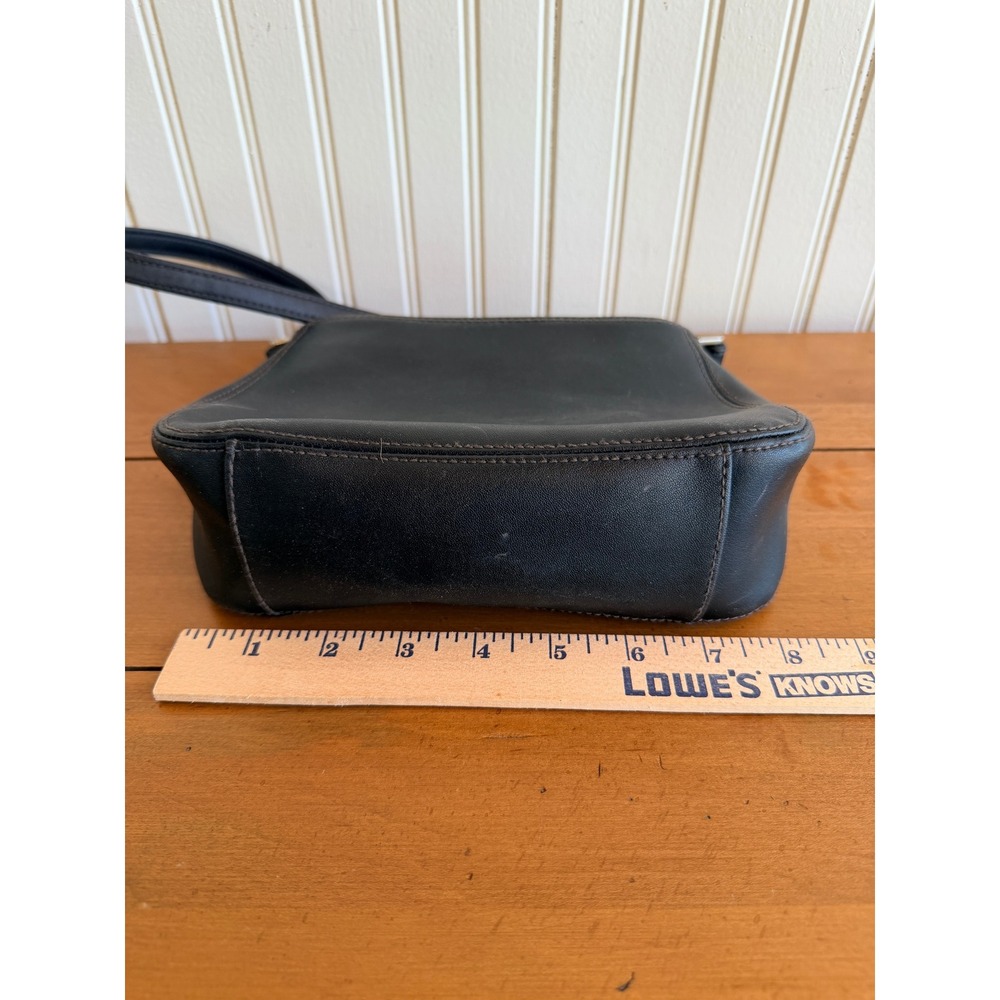 Liz Claiborne Black Faux Leather Small Shoulder Bag Baguette Purse Gold Logo - Picture 6 of 11